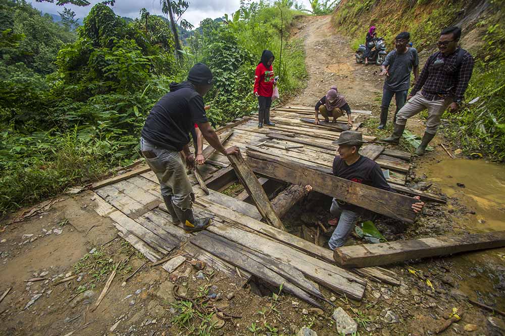 Warga Perbaiki Jembatan Penghubung Antar Desa di Kalsel