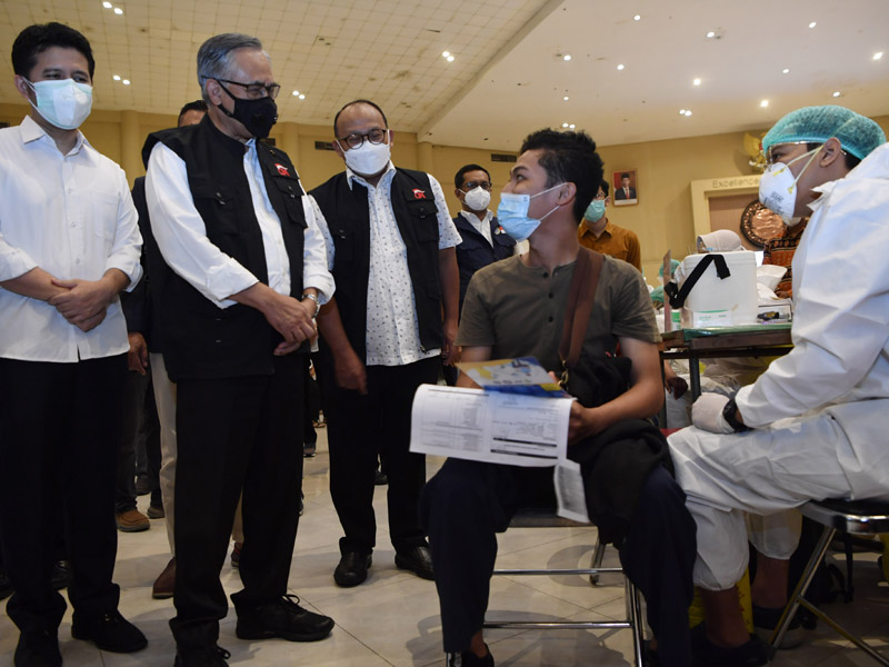 OJK Selenggarakan Vaksinasi Covid-19 Di Surabaya