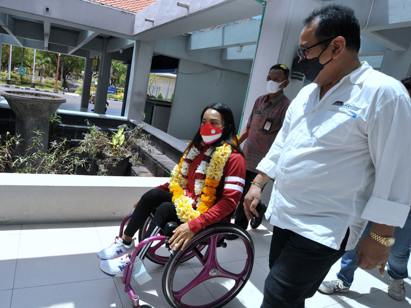 Atlet Powerlifting Ni Nengah Widiasih Tiba Di Bali