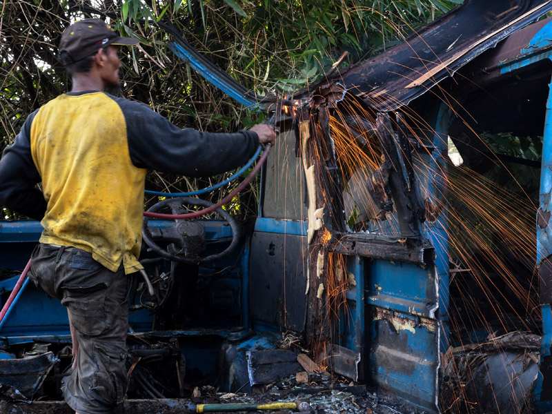 Pemotongan Bangkai Angkot