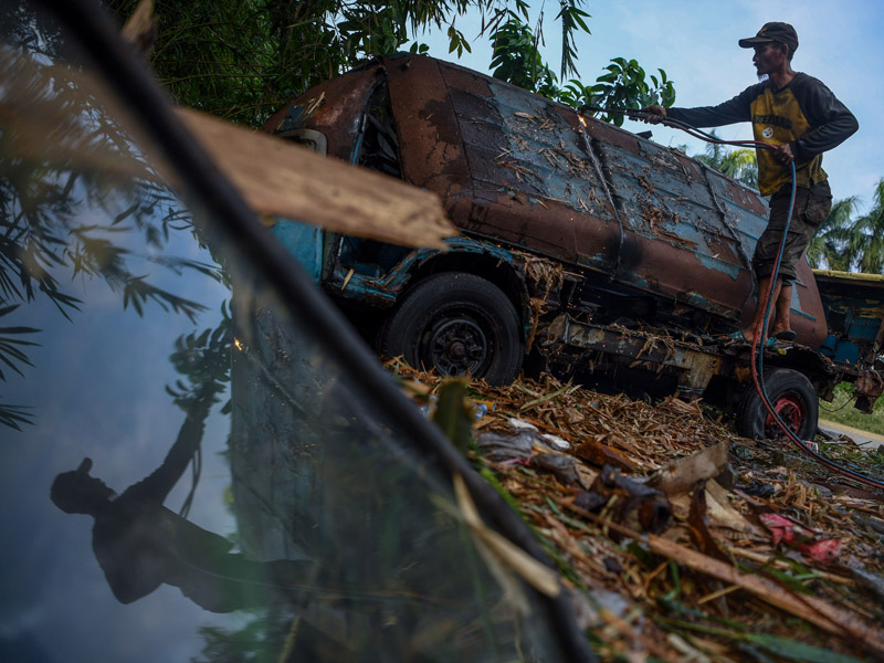 Pemotongan Bangkai Angkot