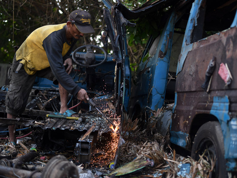 Pemotongan Bangkai Angkot