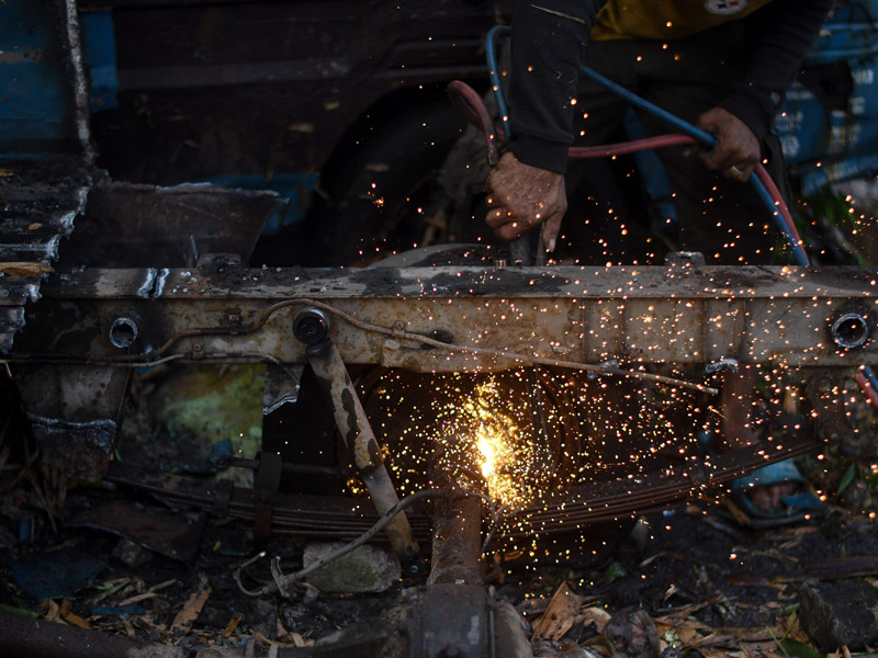 Pemotongan Bangkai Angkot