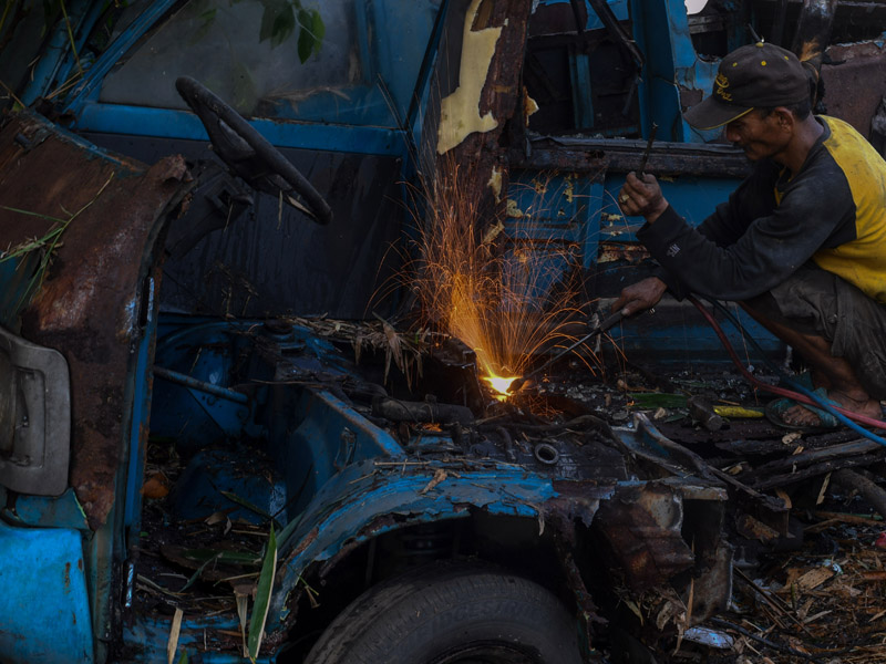 Pemotongan Bangkai Angkot