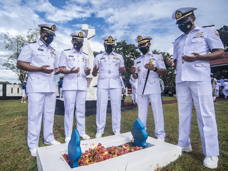Ziarah Taman Makam Pahlawan Jelang HUT TNI AL