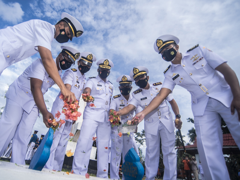 Ziarah Taman Makam Pahlawan Jelang HUT TNI AL