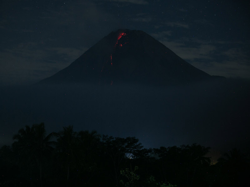 Gunung Merapi Keluarkan Lava Pijar