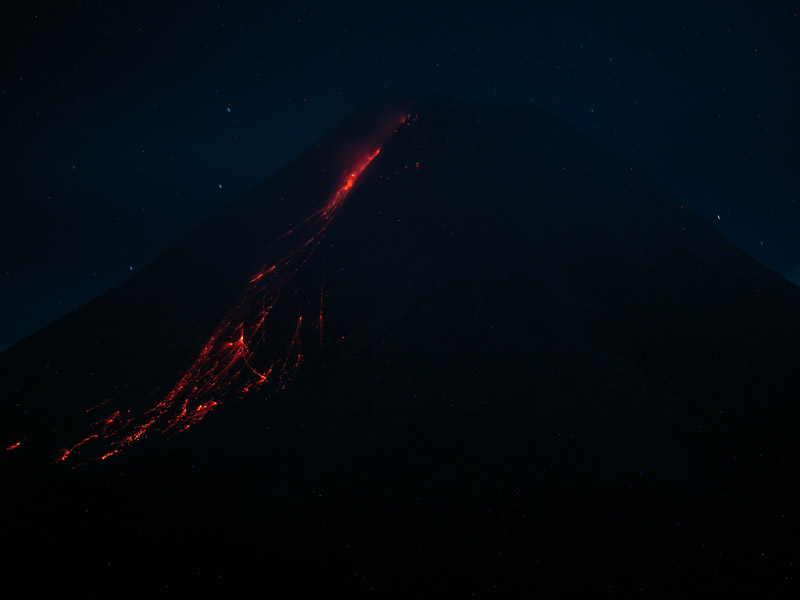 Gunung Merapi Keluarkan Lava Pijar