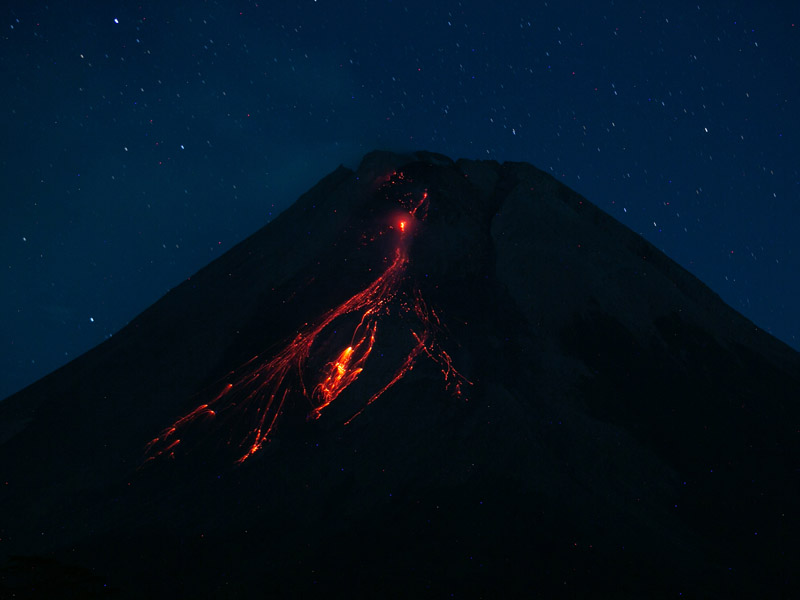 Gunung Merapi Keluarkan Lava Pijar