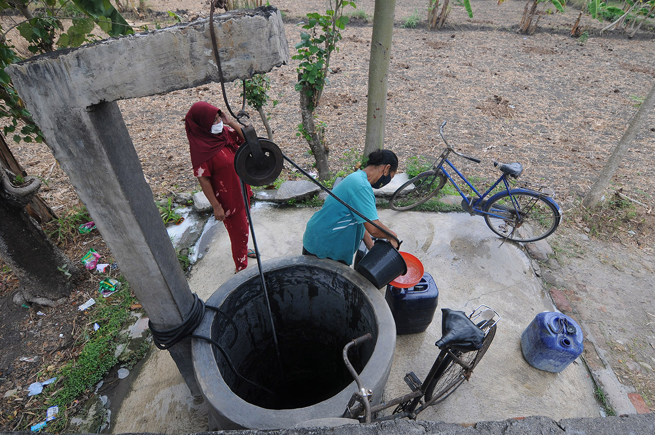 Mencari Air Bersih Saat Kemarau