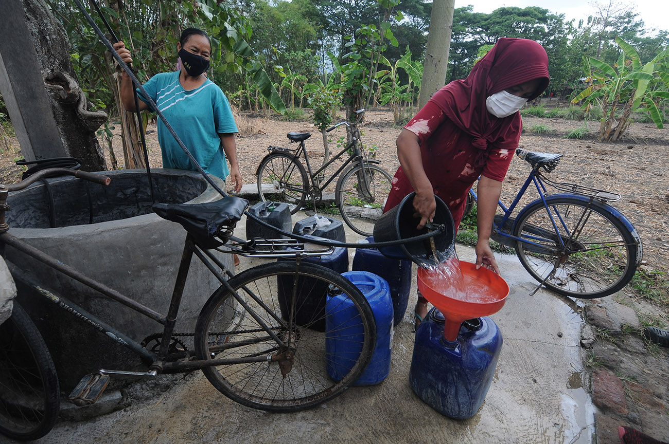 Mencari Air Bersih Saat Kemarau