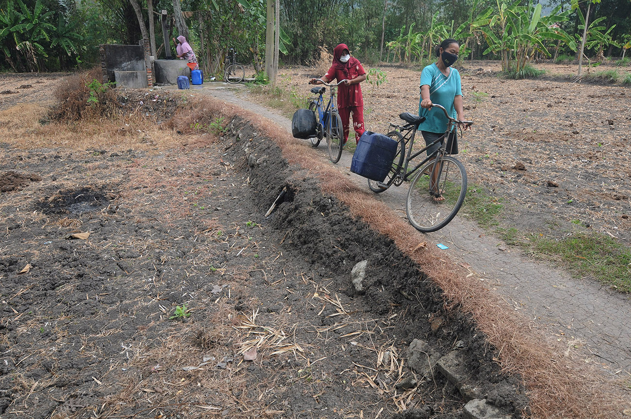 Mencari Air Bersih Saat Kemarau