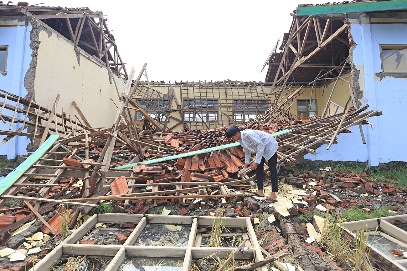 Bangunan Sekolah Ambruk di Indramayu