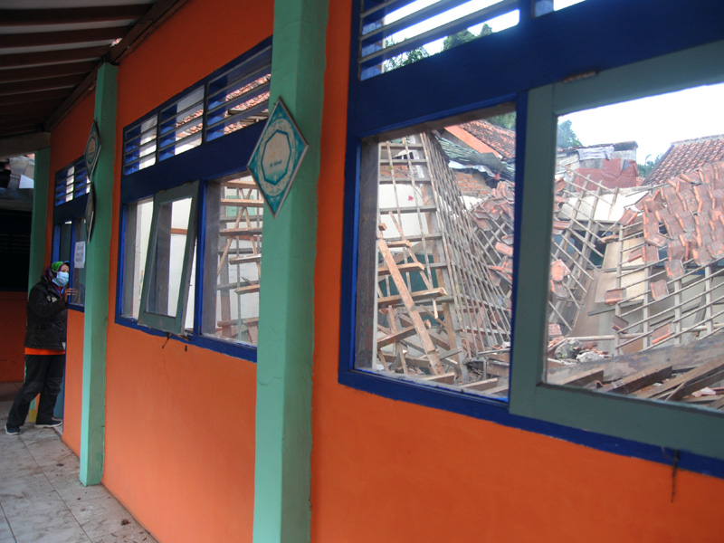 Atap Bangunan Kelas SDN Otista Bogor Ambruk