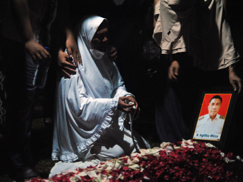 Jenazah Pilot Rimbun Air Dimakamkan