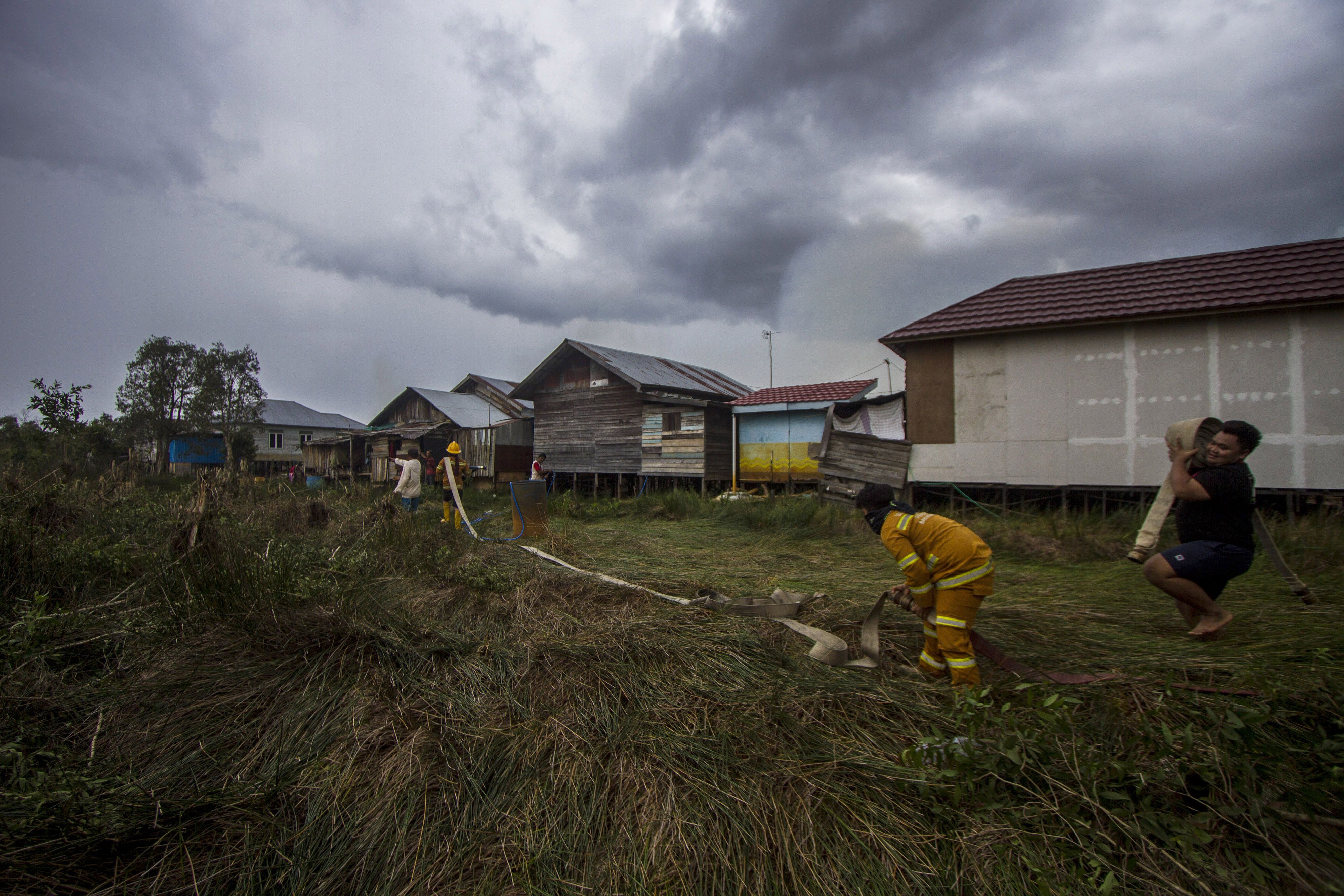 Kebakaran Lahan di Kalsel Mendekati Pemukiman Warga