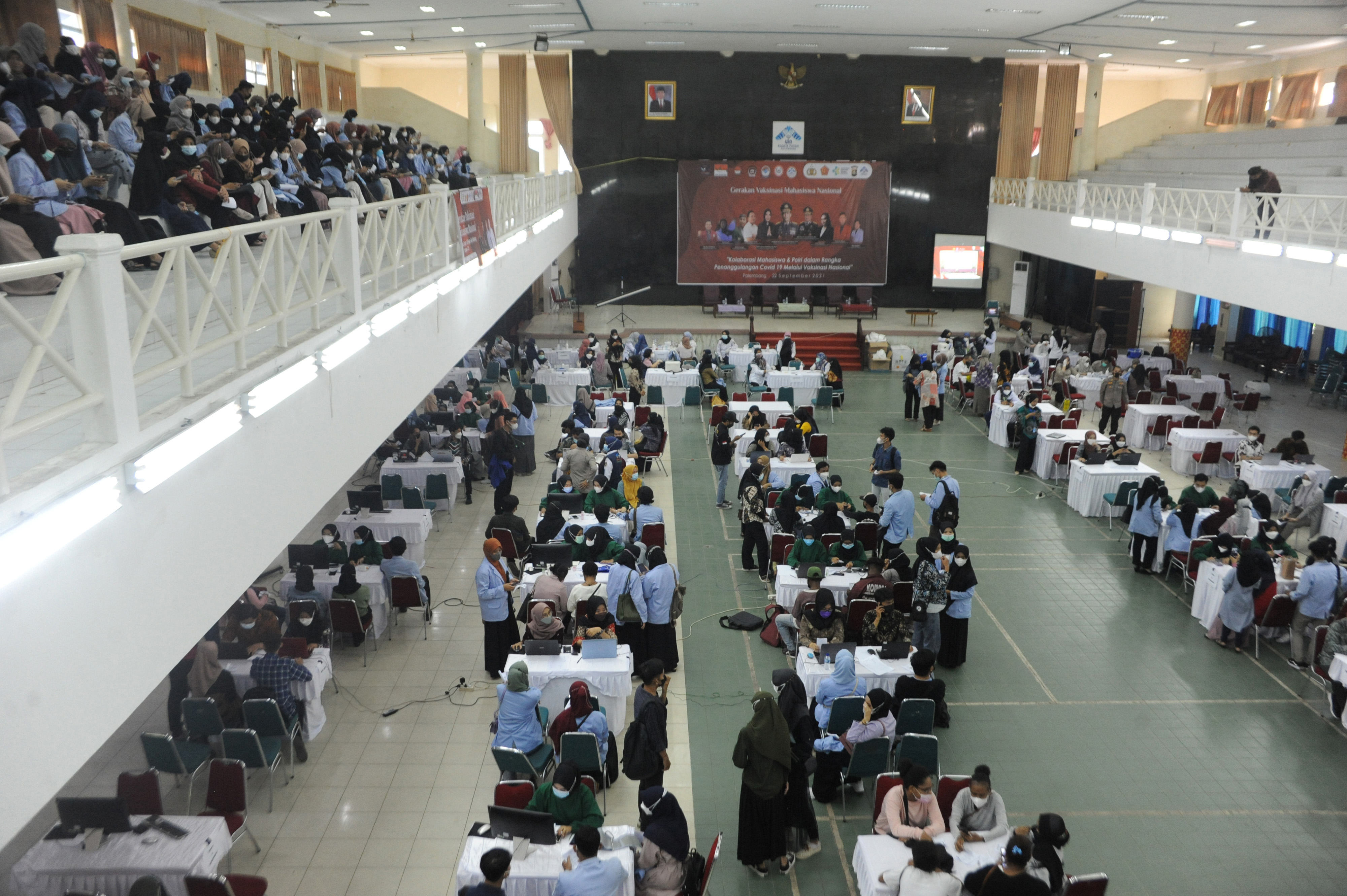 Mahasiswa Mengikuti Vaksinasi Covid-19 di Palembang