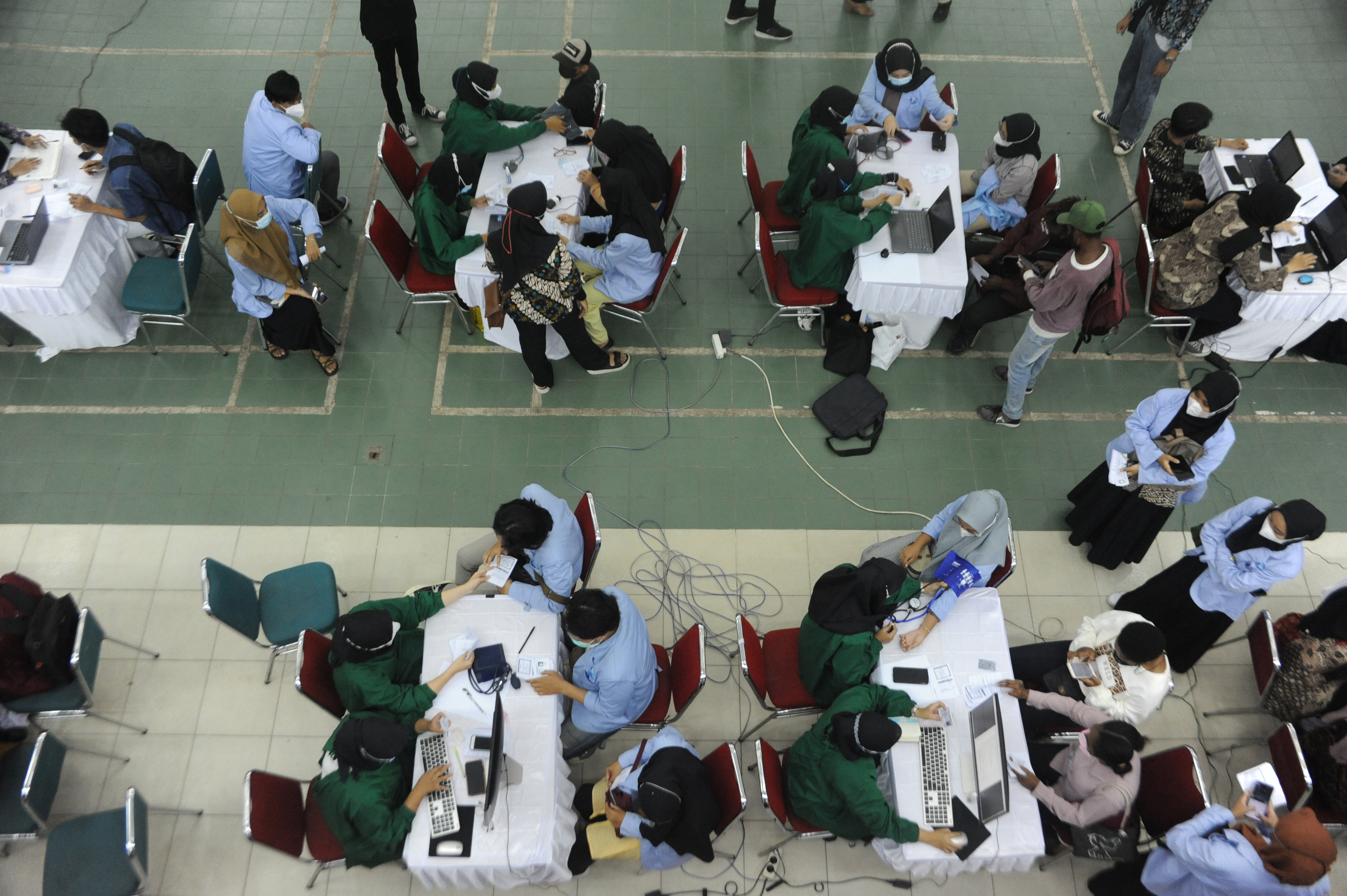 Mahasiswa Mengikuti Vaksinasi Covid-19 di Palembang