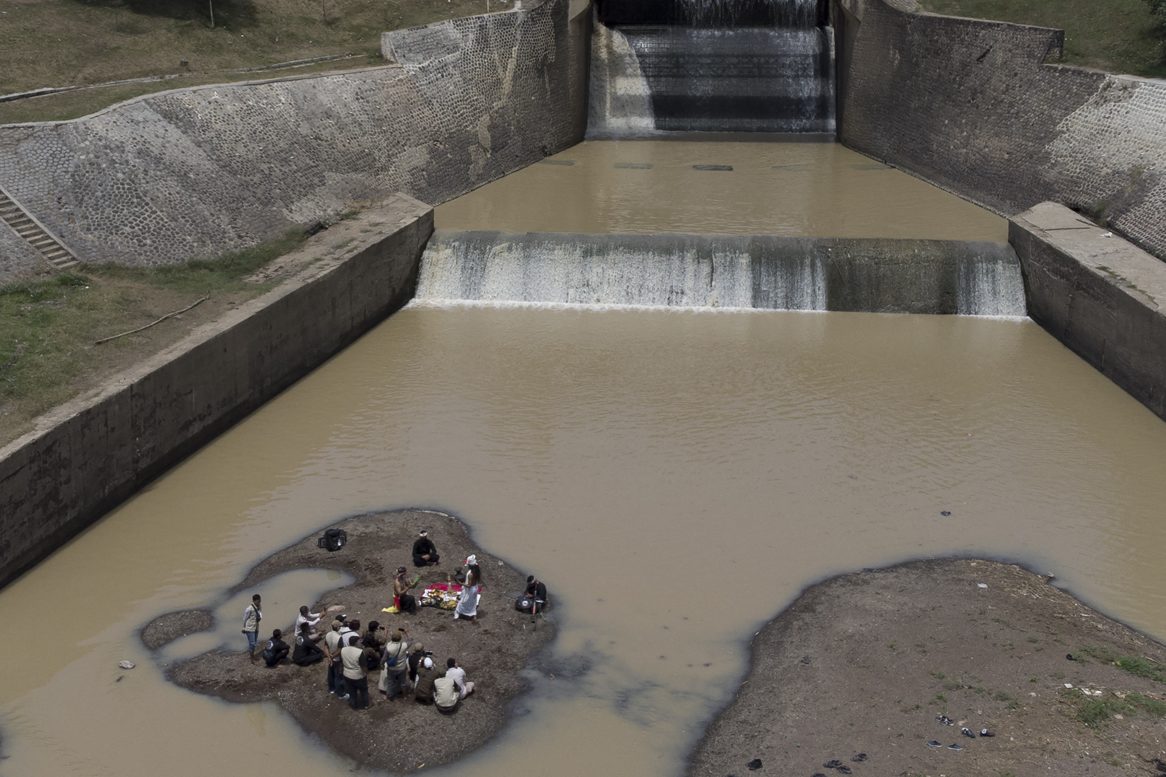Tradisi Ruwatan Sungai Cimalaya di Karawang