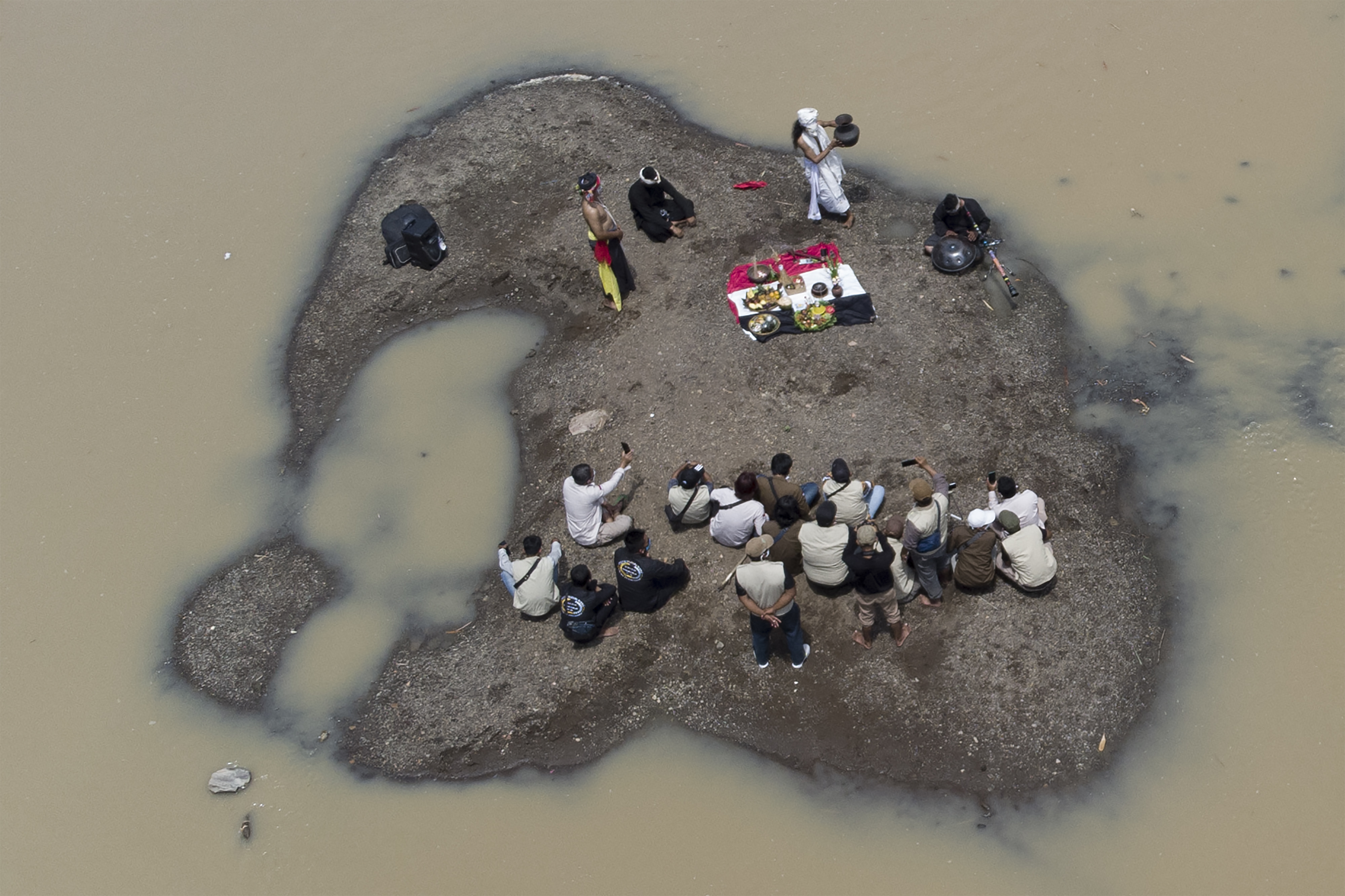 Tradisi Ruwatan Sungai Cimalaya di Karawang