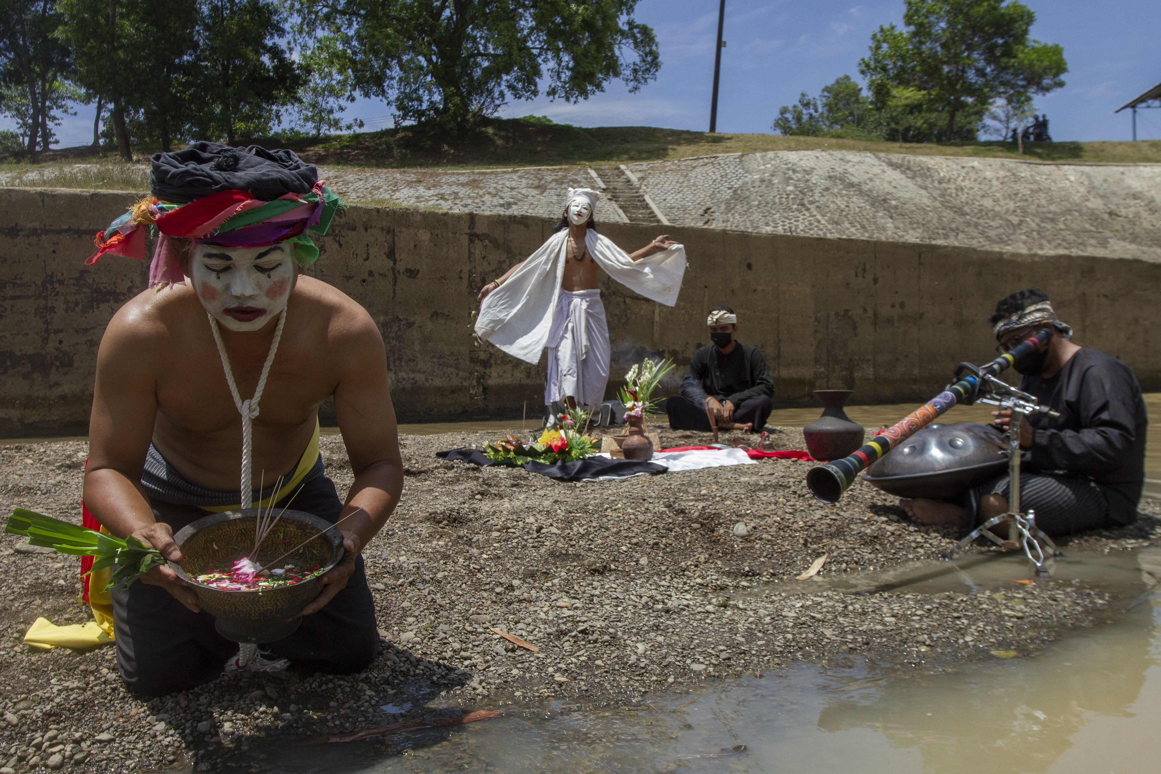 Tradisi Ruwatan Sungai Cimalaya di Karawang