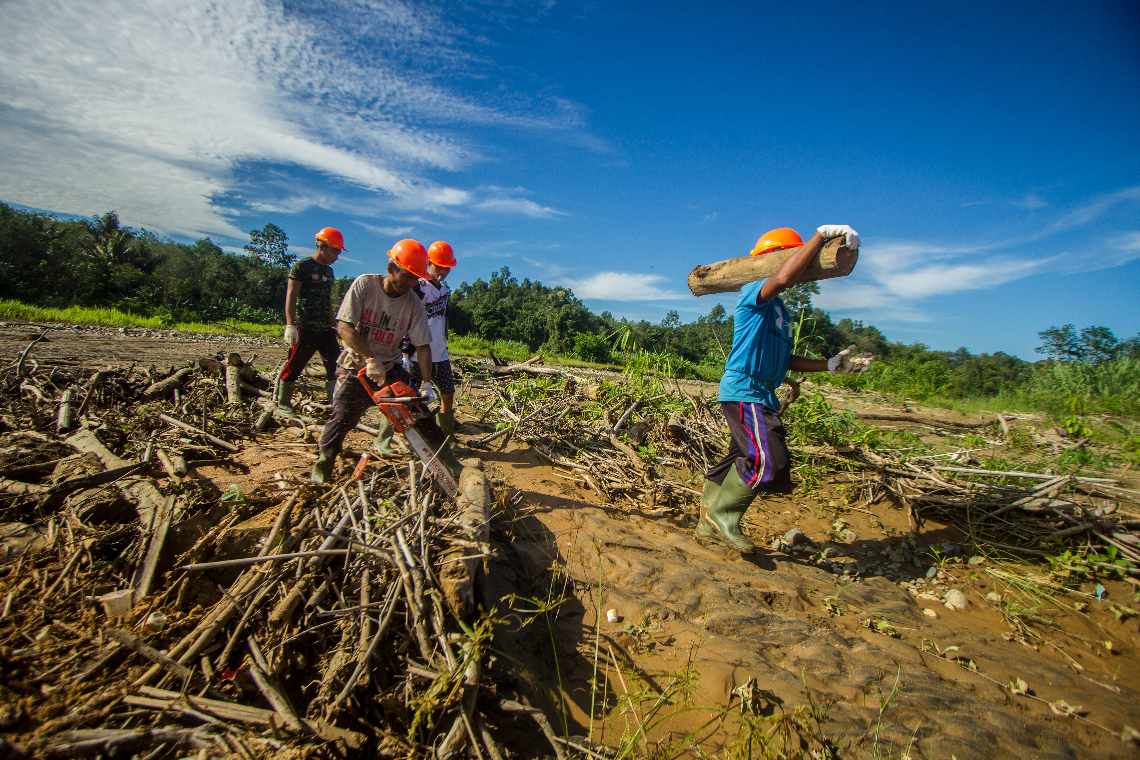 Bersih Sungai Pascabanjir Bandang