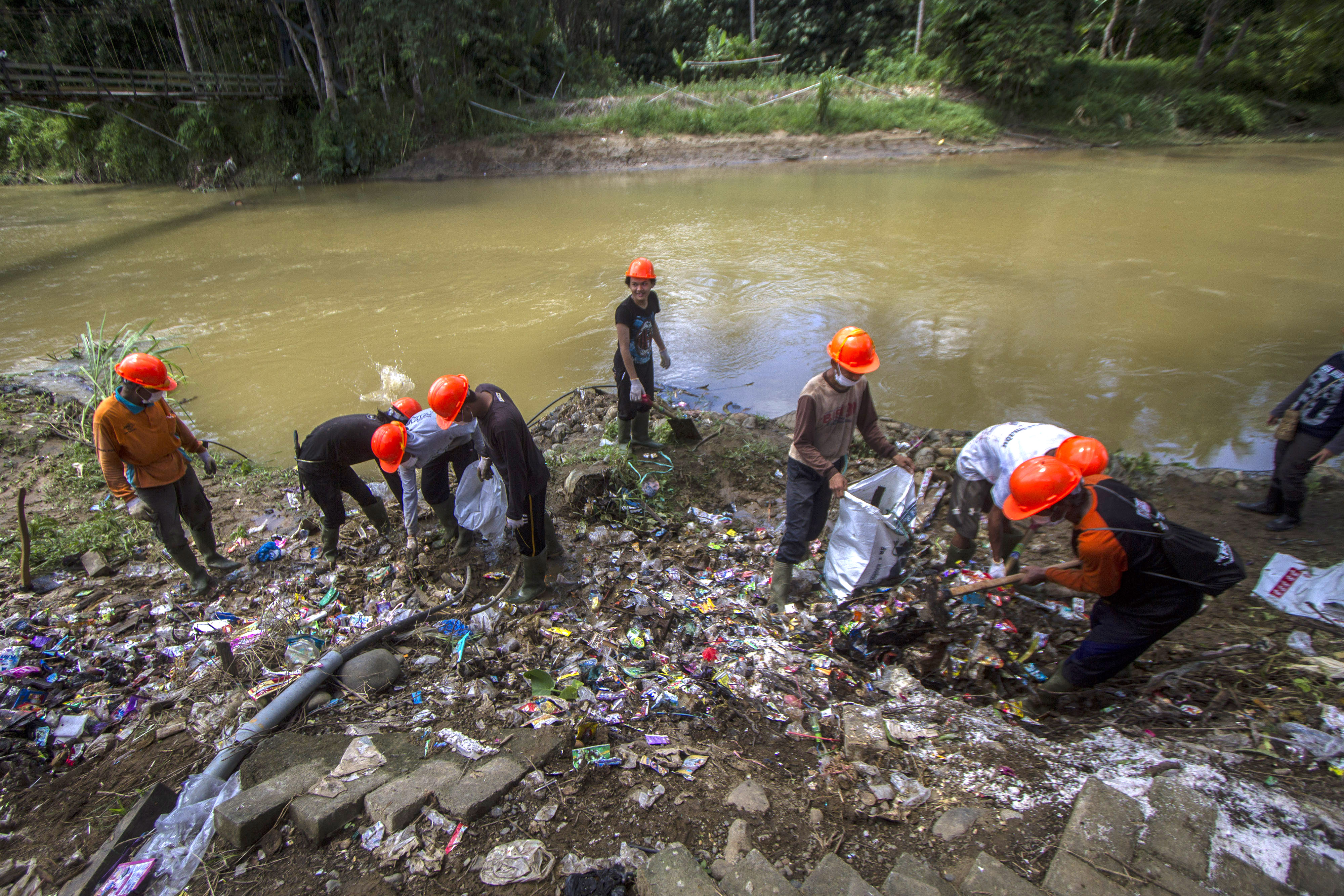 Bersih Sungai Pascabanjir Bandang