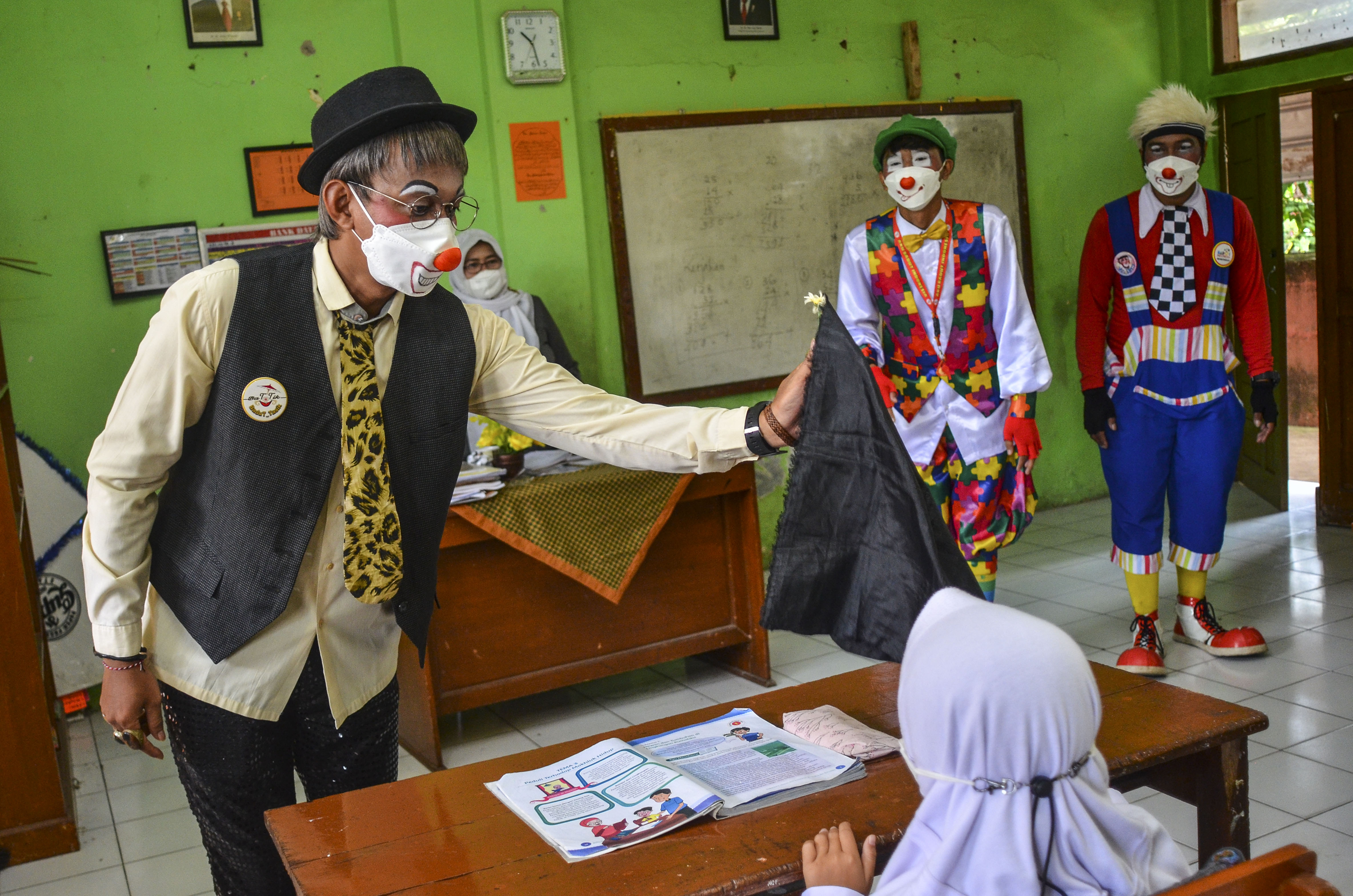 Badut Sosialisasi Prokes di Sekolah