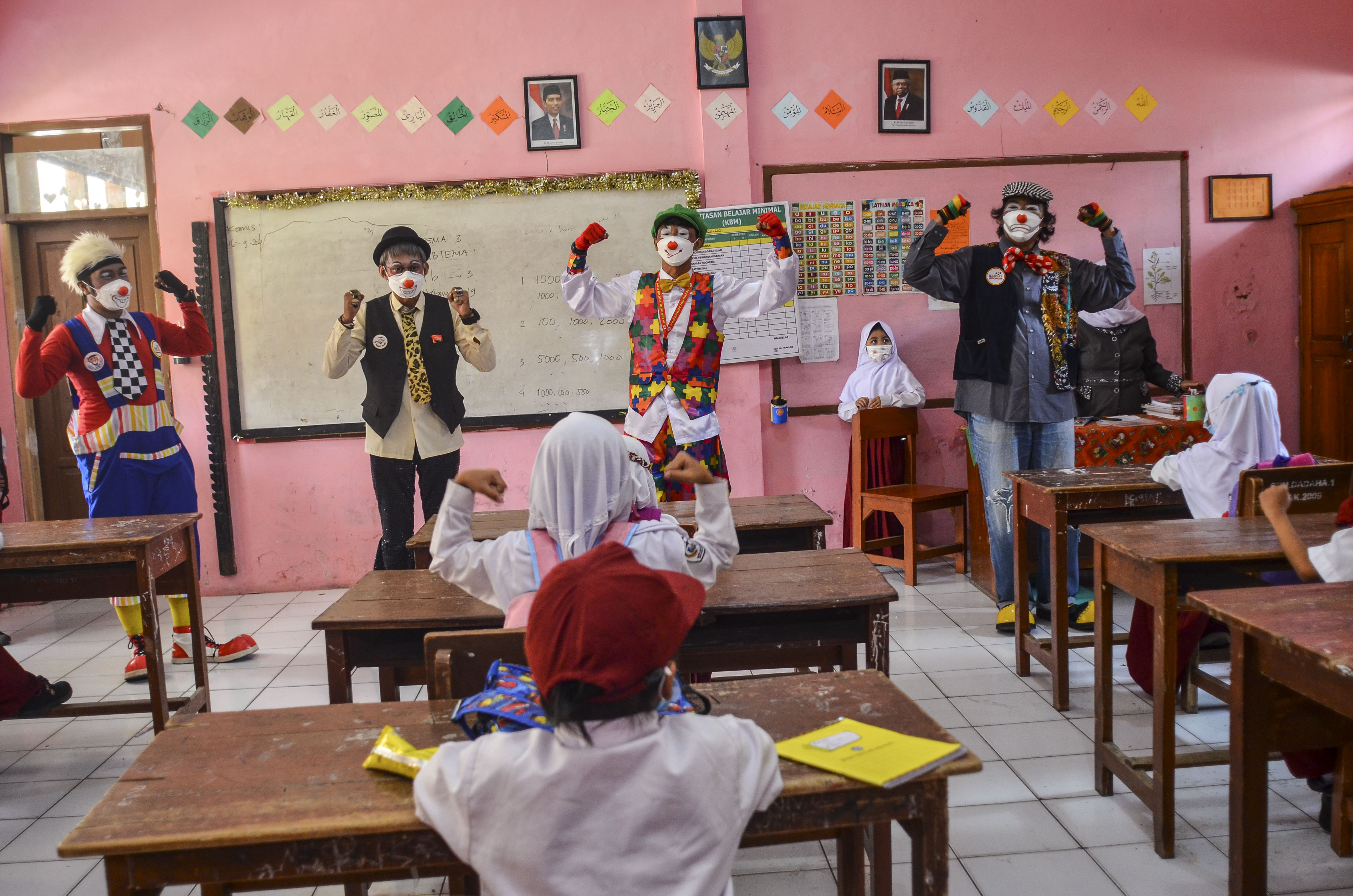 Badut Sosialisasi Prokes di Sekolah
