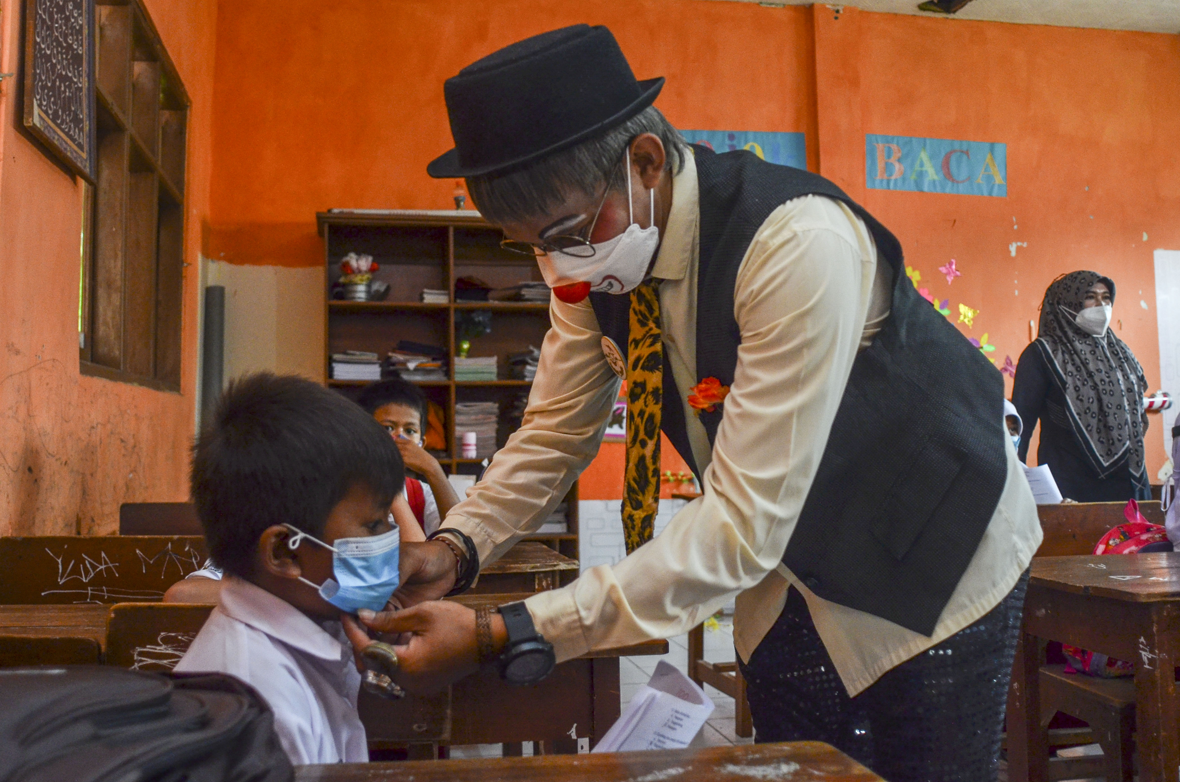 Badut Sosialisasi Prokes di Sekolah