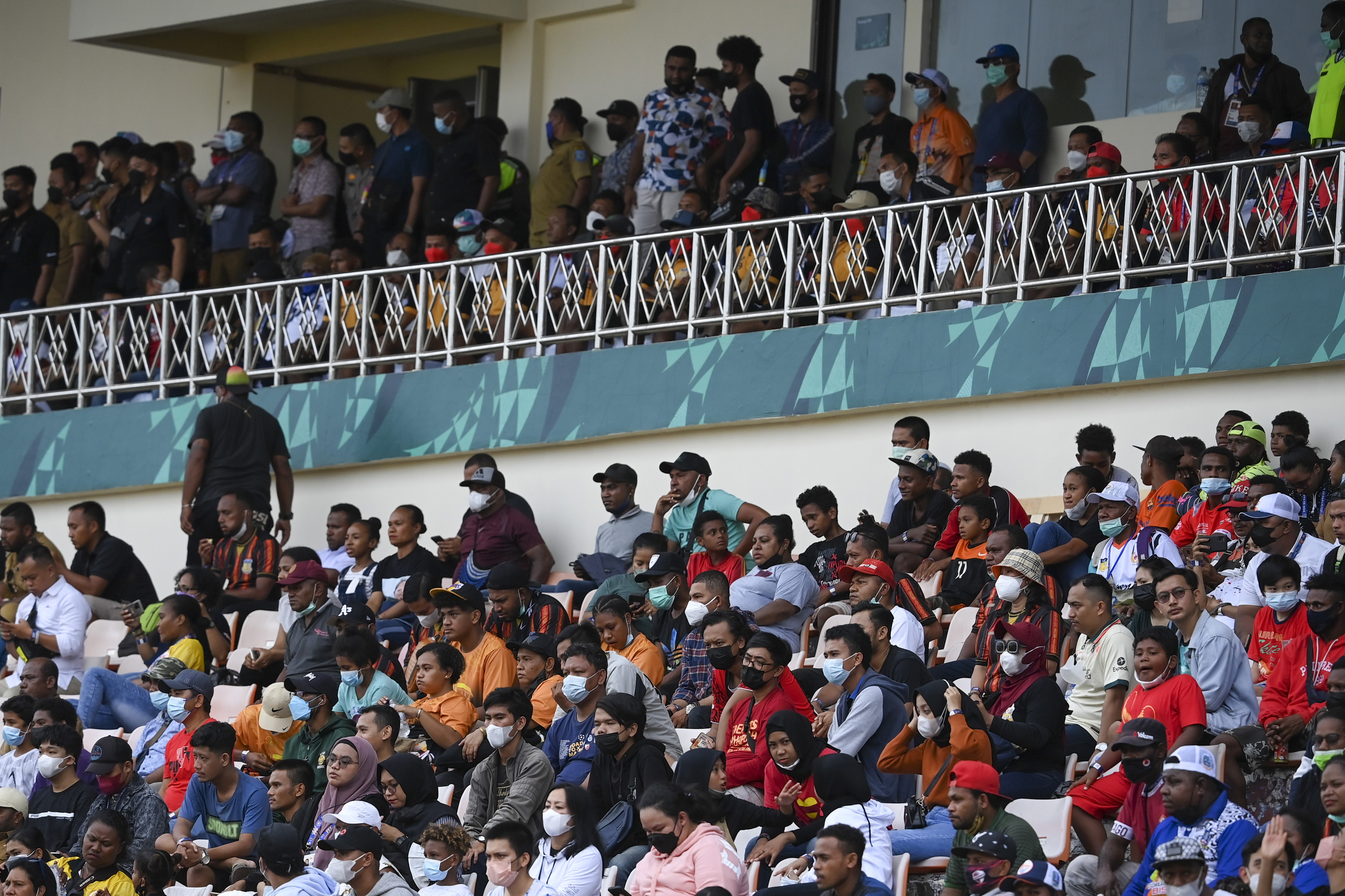 Antusias Warga Menyaksikan Pertandingan Sepak Bola PON Papua