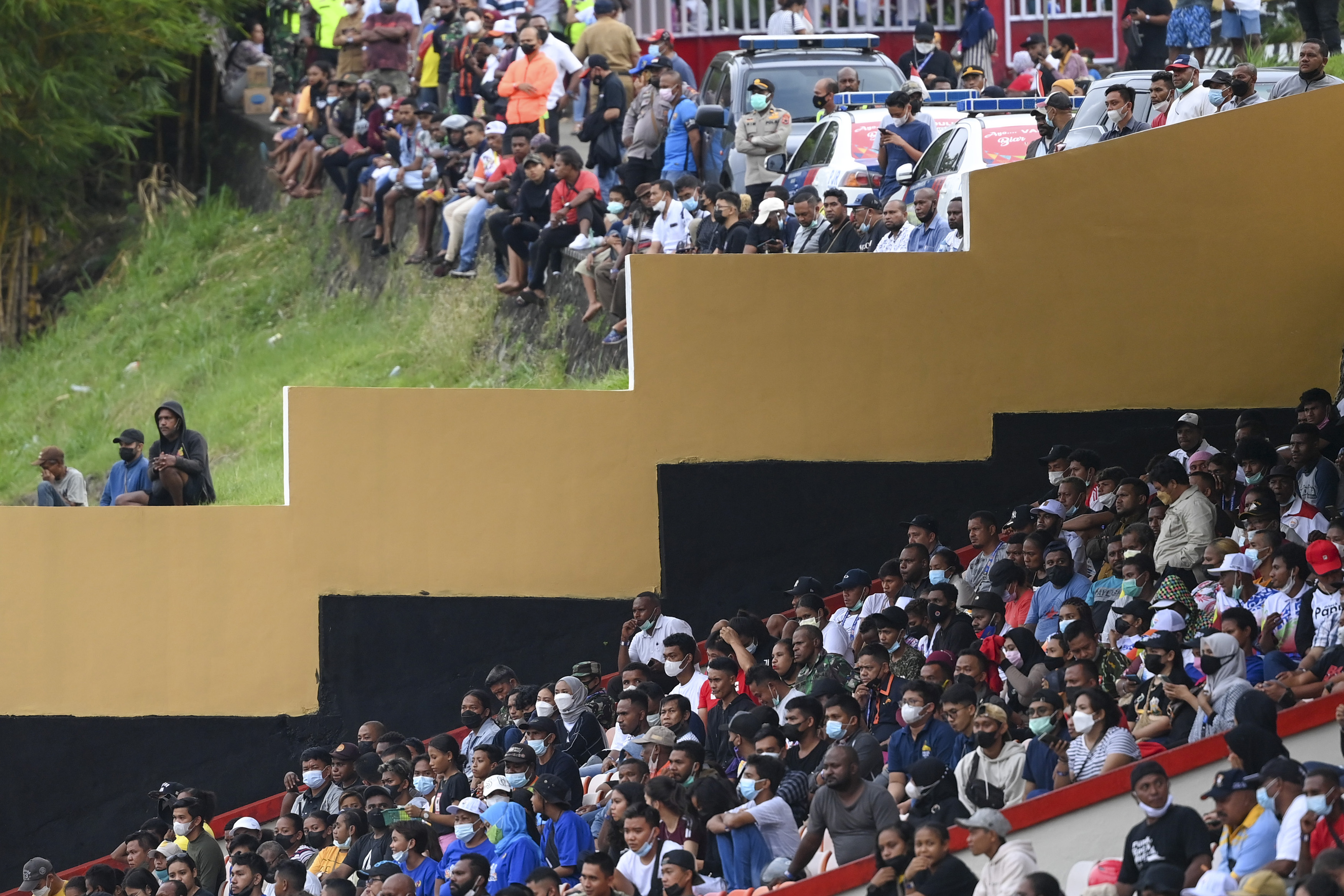 Antusias Warga Menyaksikan Pertandingan Sepak Bola PON Papua