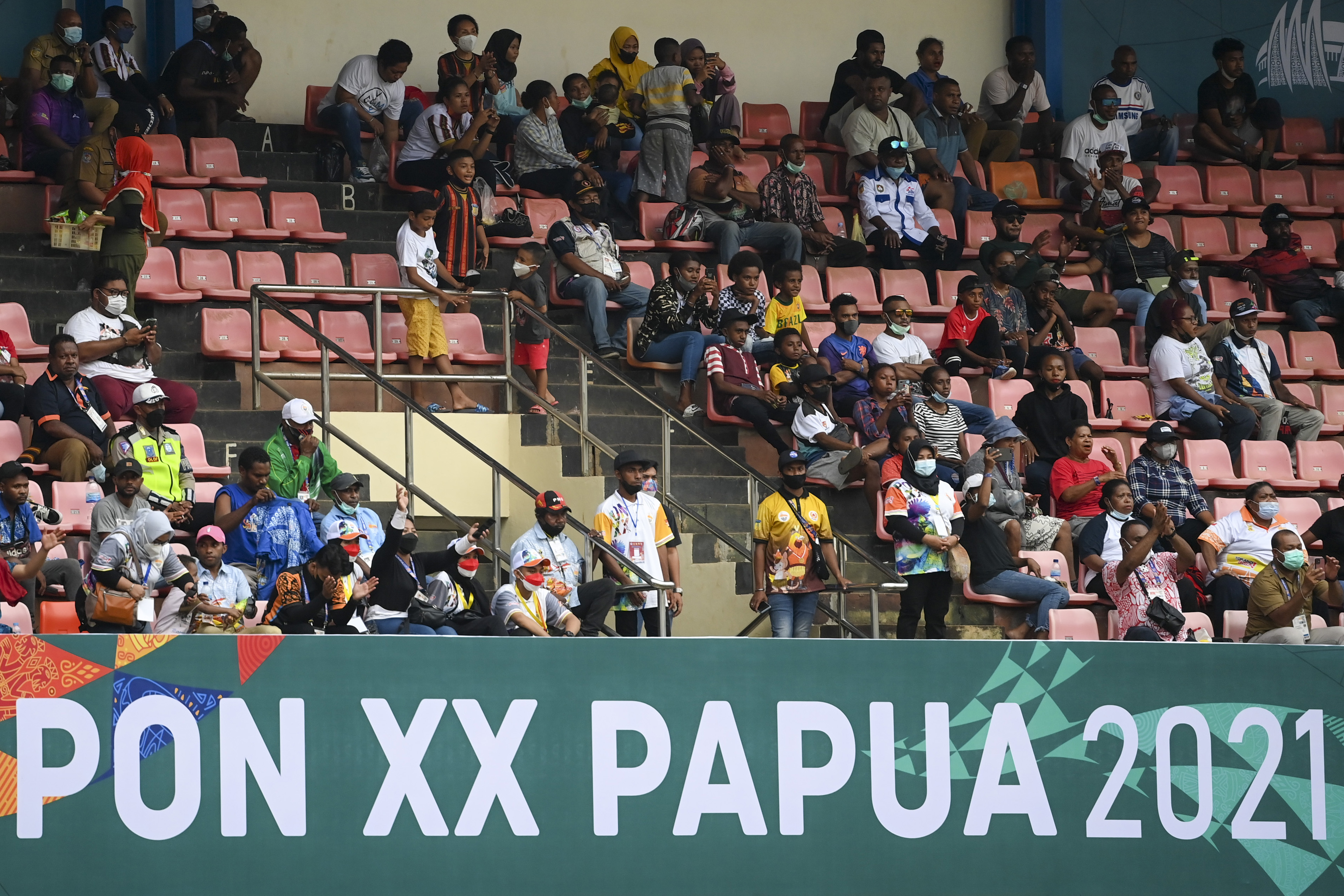 Antusias Warga Menyaksikan Pertandingan Sepak Bola PON Papua