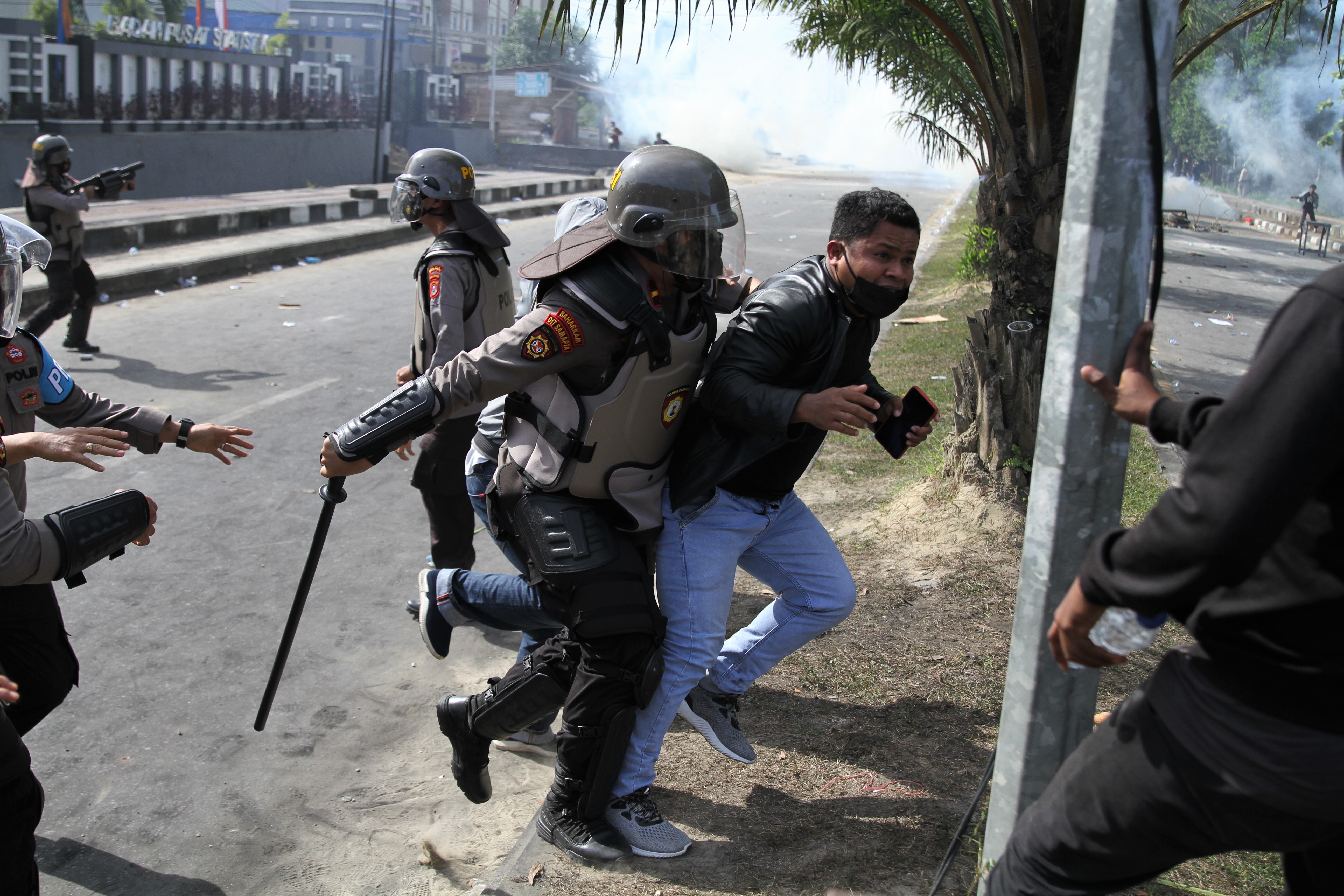 Bentrok Mahasiswa Saat Aksi di Kendari