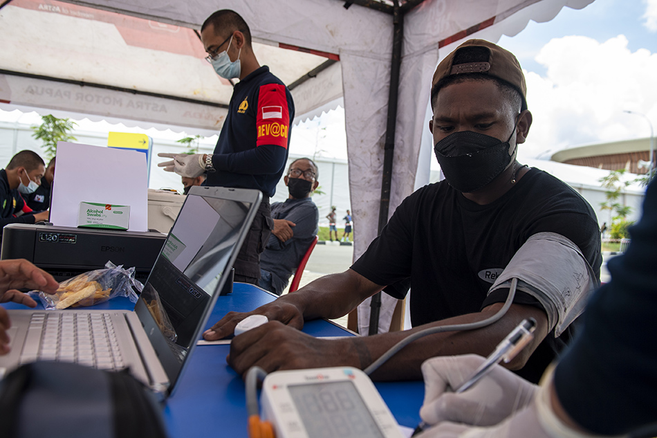 Vaksinasi Di Stadion PON