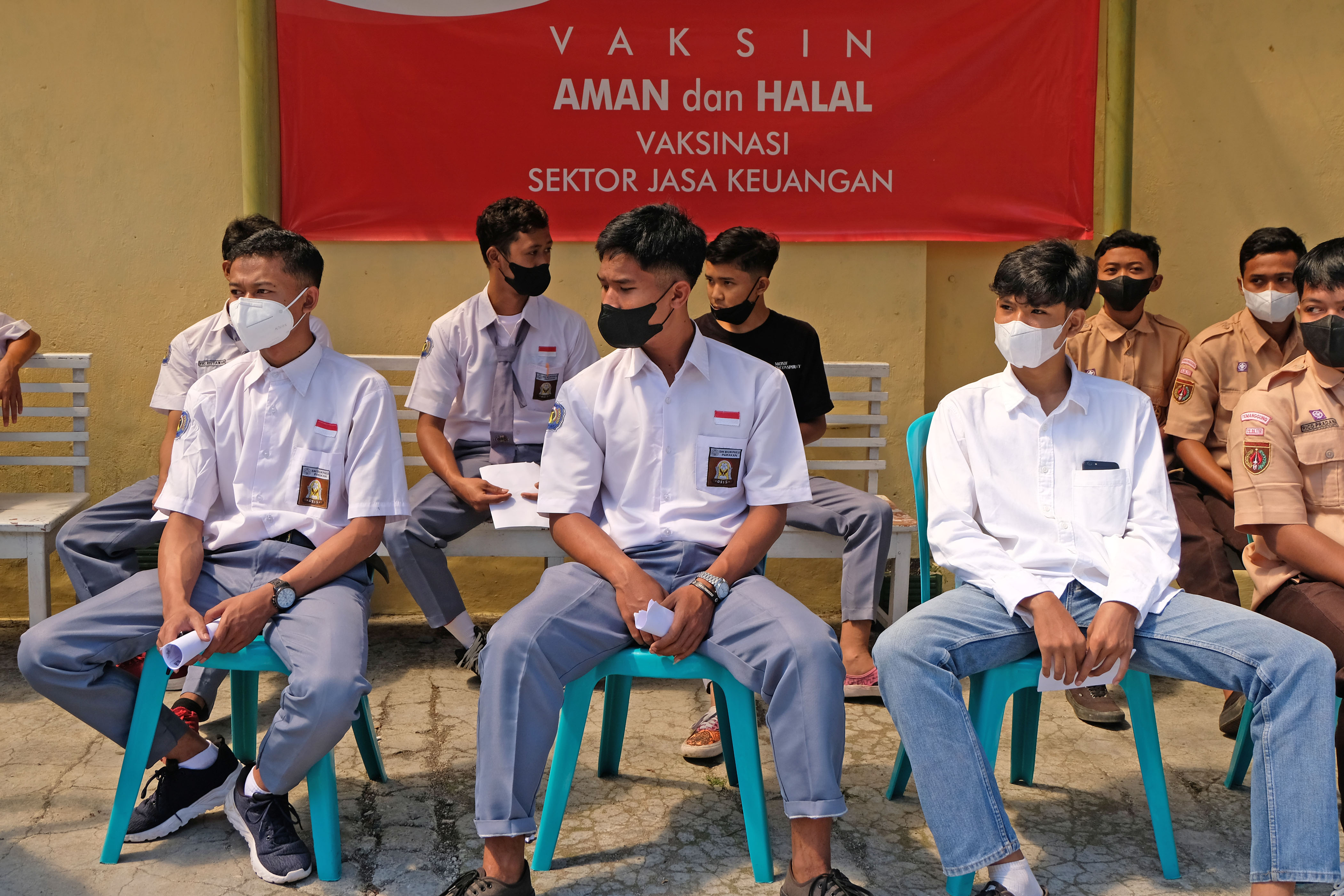 Vaksinasi Pelajar SMK di Jawa Tengah