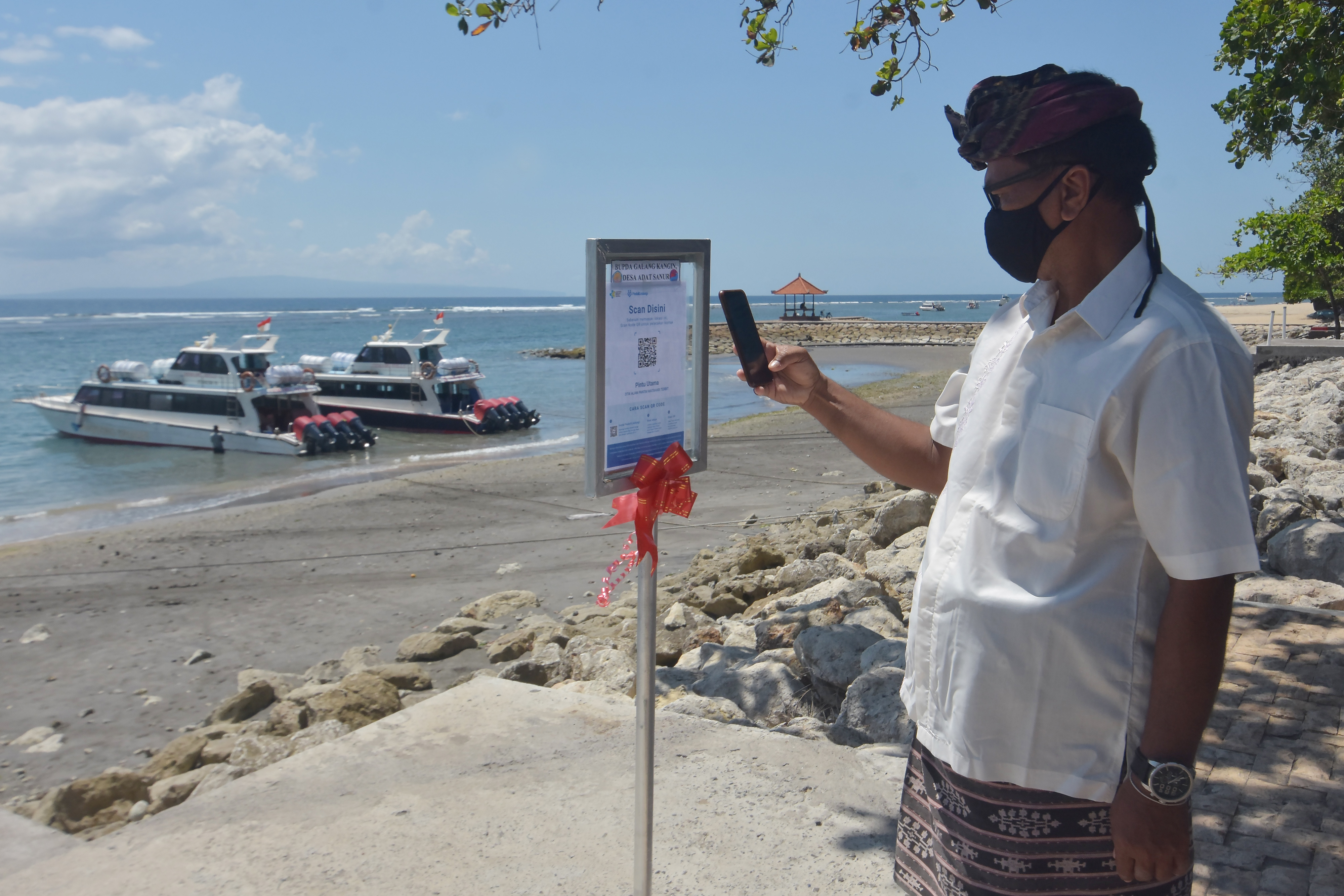 Penerapan Aplikasi Peduli Lindungi di Pantai Sanur Bali