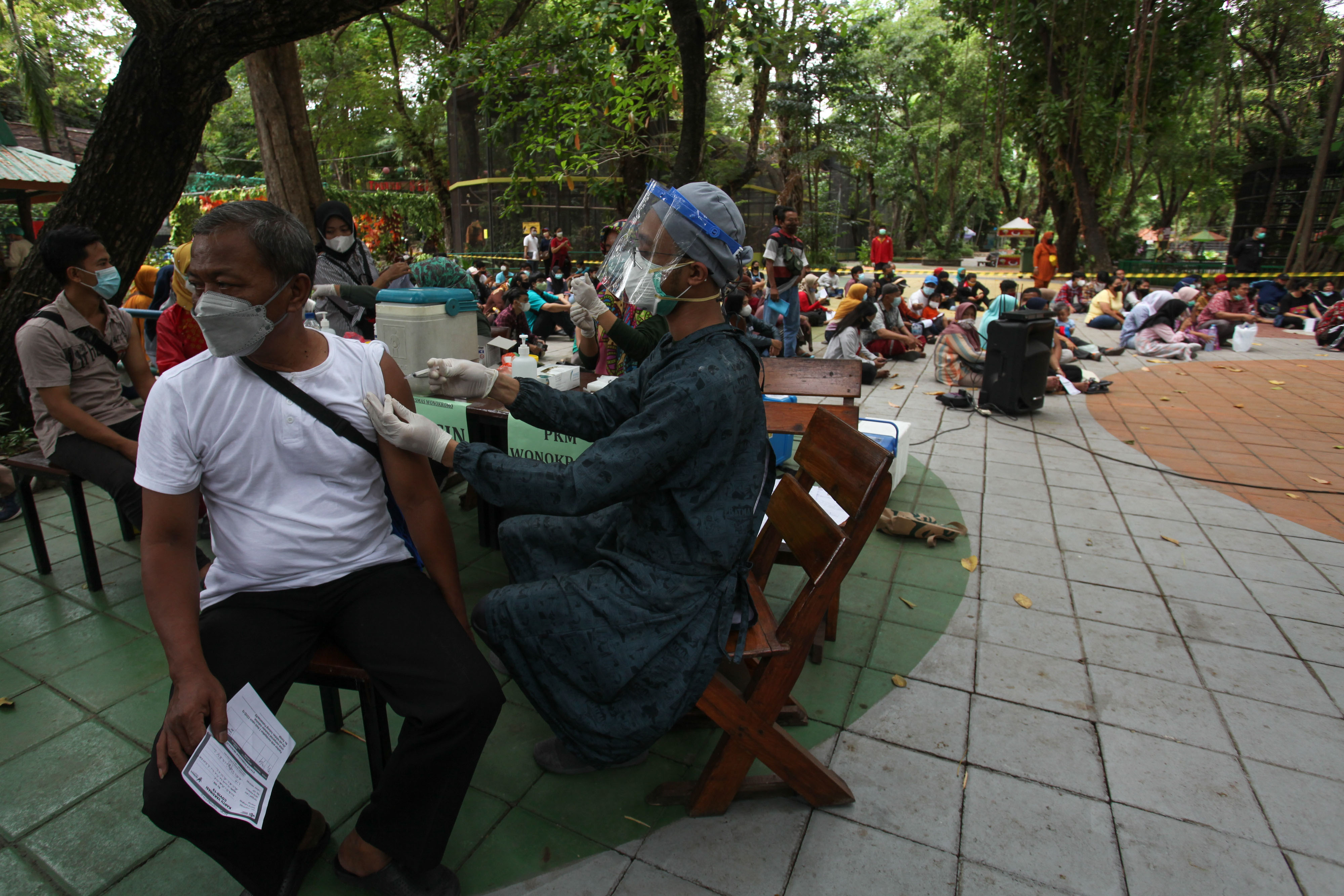 Vaksinasi Covid-19 di Kebun Binatang Surabaya
