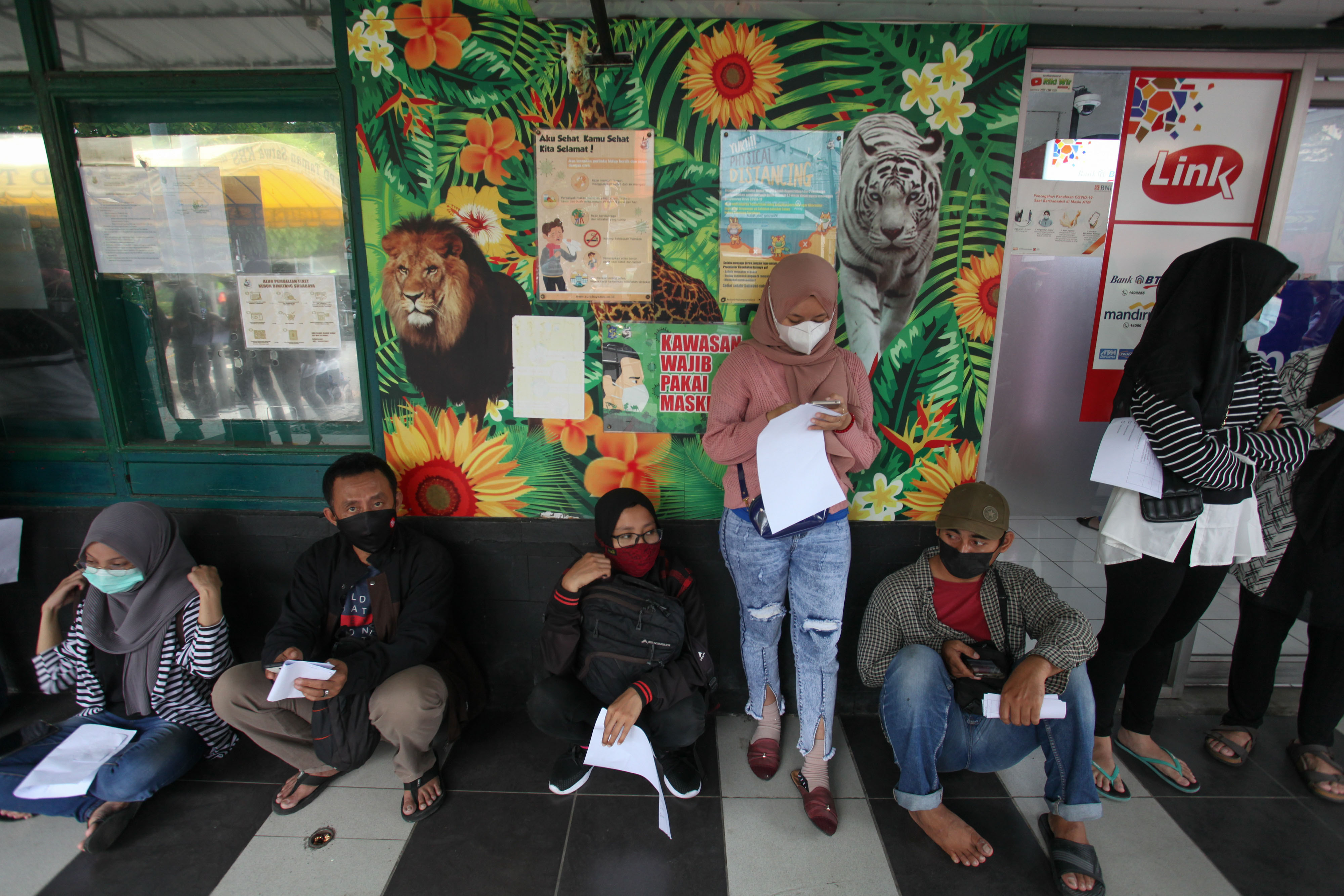 Vaksinasi Covid-19 di Kebun Binatang Surabaya