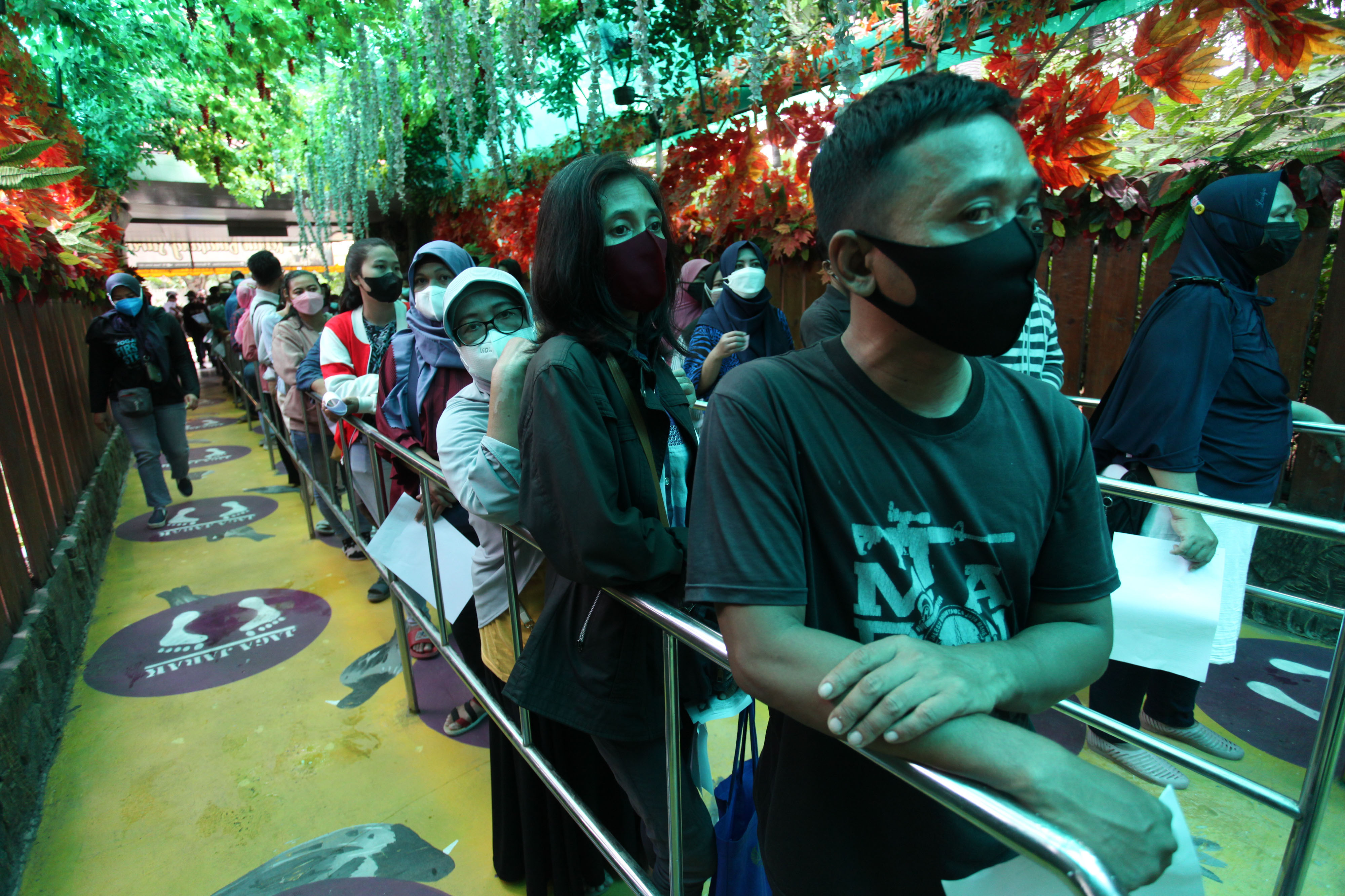 Vaksinasi Covid-19 di Kebun Binatang Surabaya