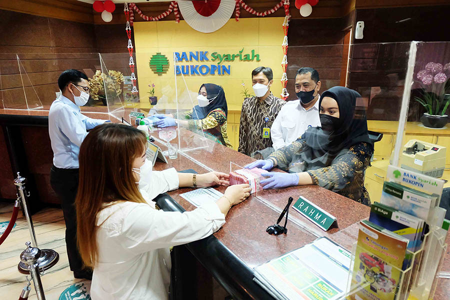 Melayani dan Menyapa Nasabah di Hari Pelanggan Nasional 