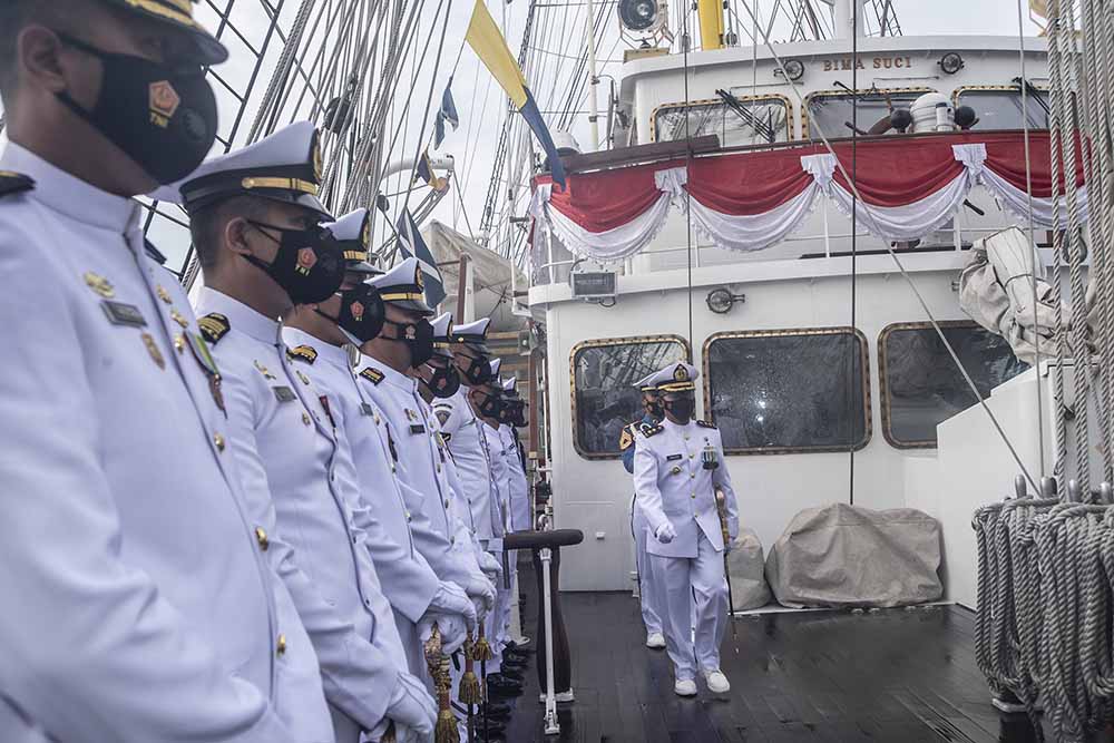 Upacara HUT Ke-76 TNI AL di KRI Bima Suci