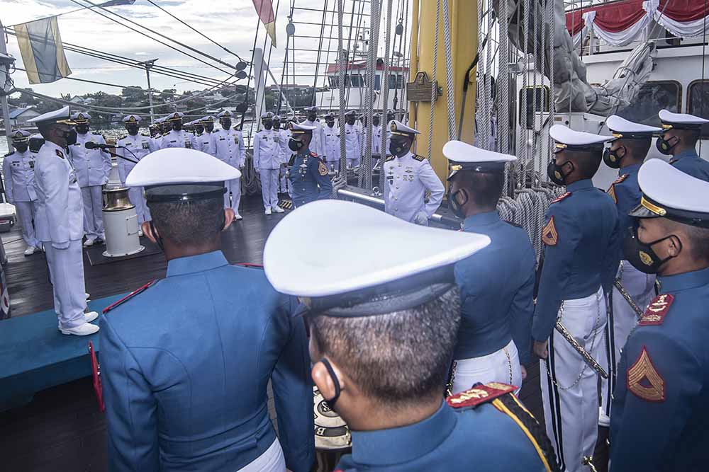 Upacara HUT Ke-76 TNI AL di KRI Bima Suci