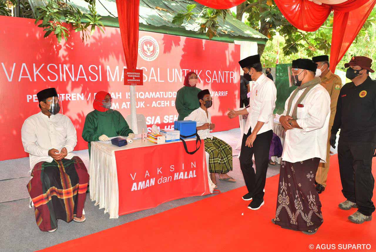 Presiden Tinjau Vaksinasi Santri di Aceh