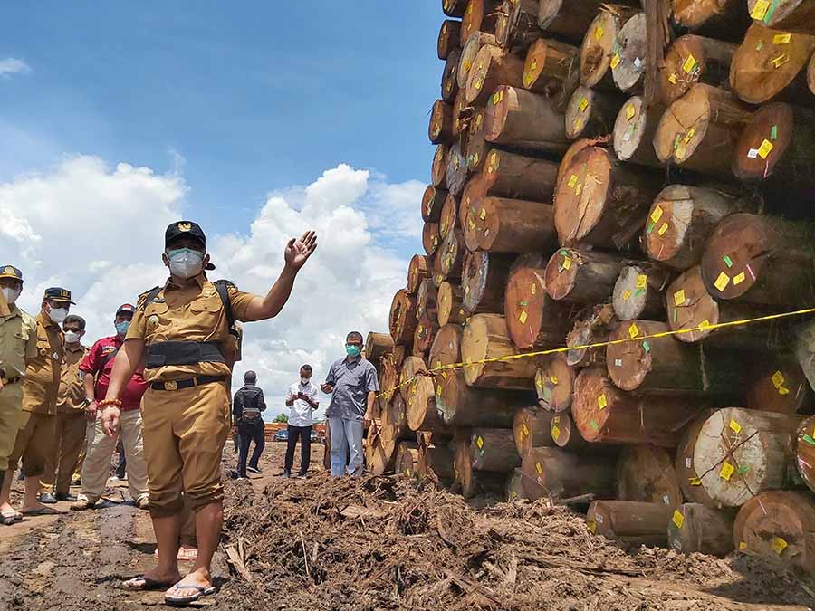 Penyegelan Sementara Ribuan Kayu Log di Kalteng 
