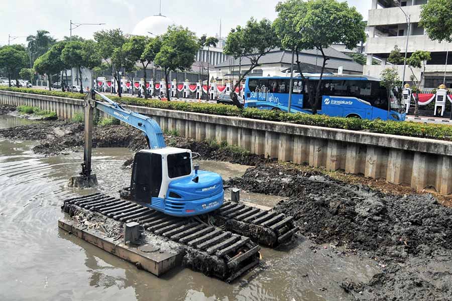 Pengerukan Lumpur Mengantisipasi Banjir Jakarta 
