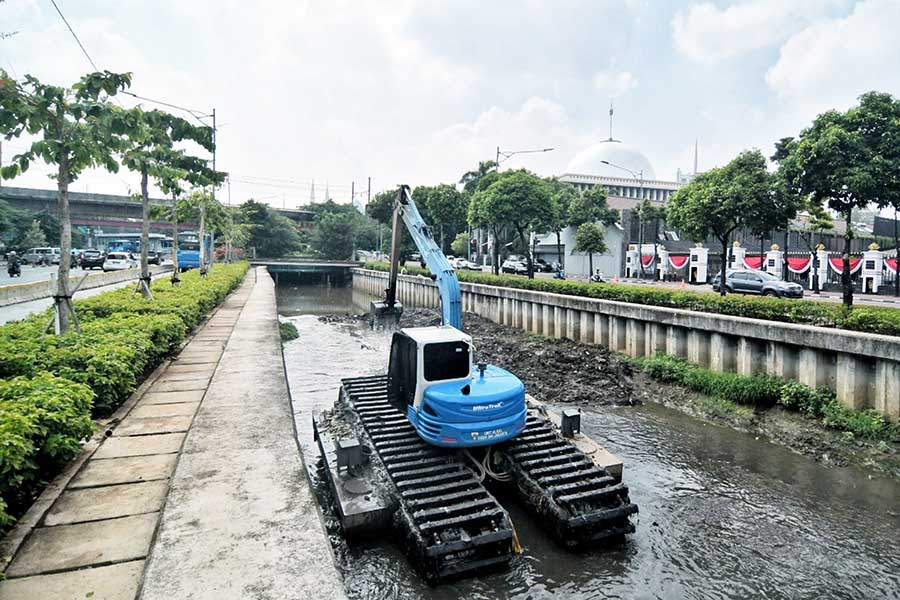 Pengerukan Lumpur Mengantisipasi Banjir Jakarta 