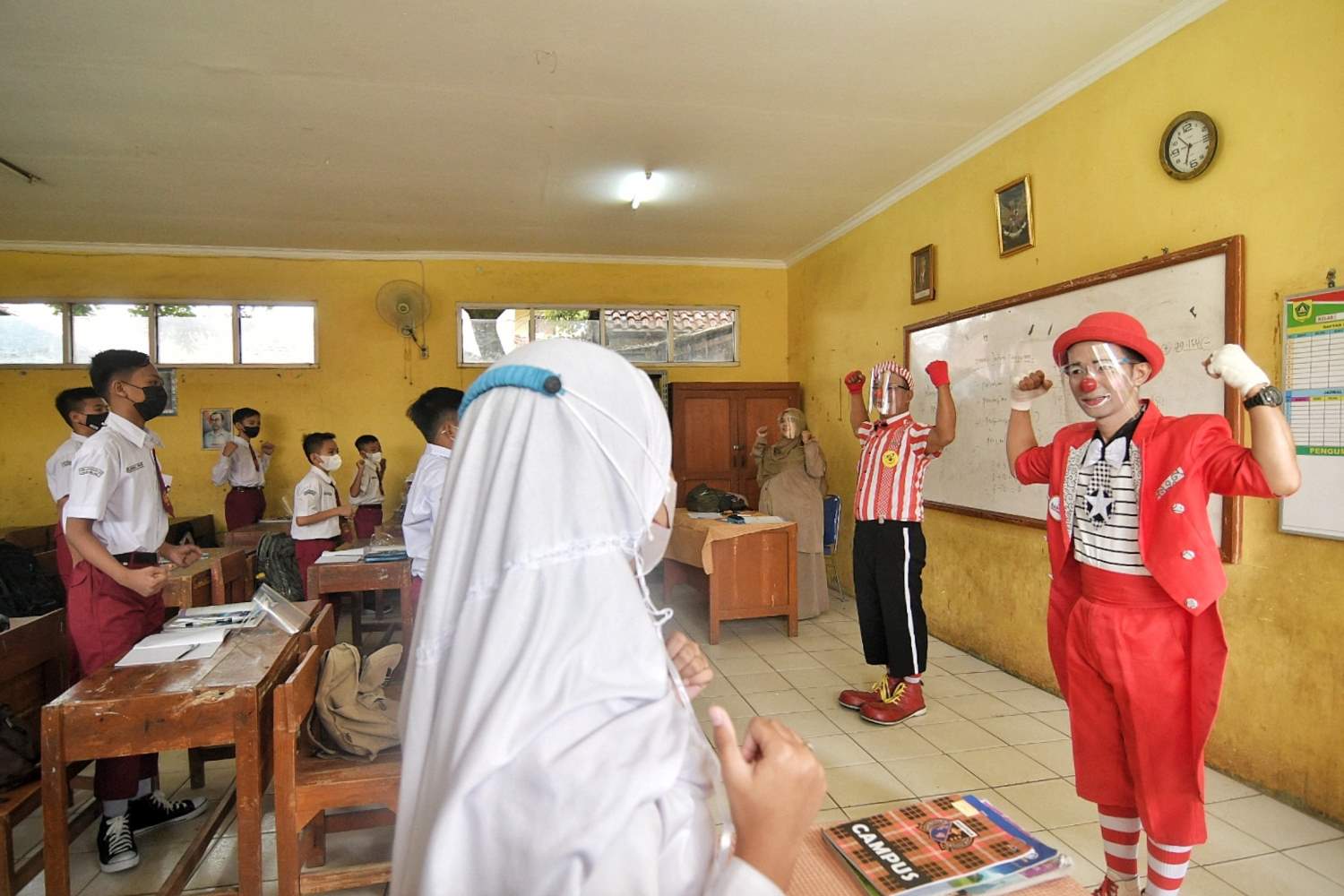 Aku Badut Indonesia mengampanyekan protokol kesehatan kepada siswa