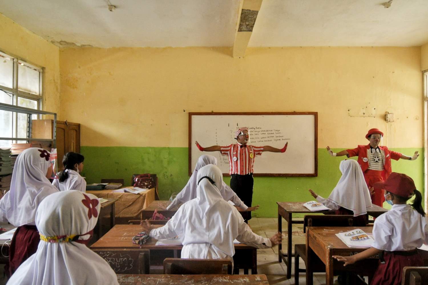 Aku Badut Indonesia mengampanyekan protokol kesehatan kepada siswa