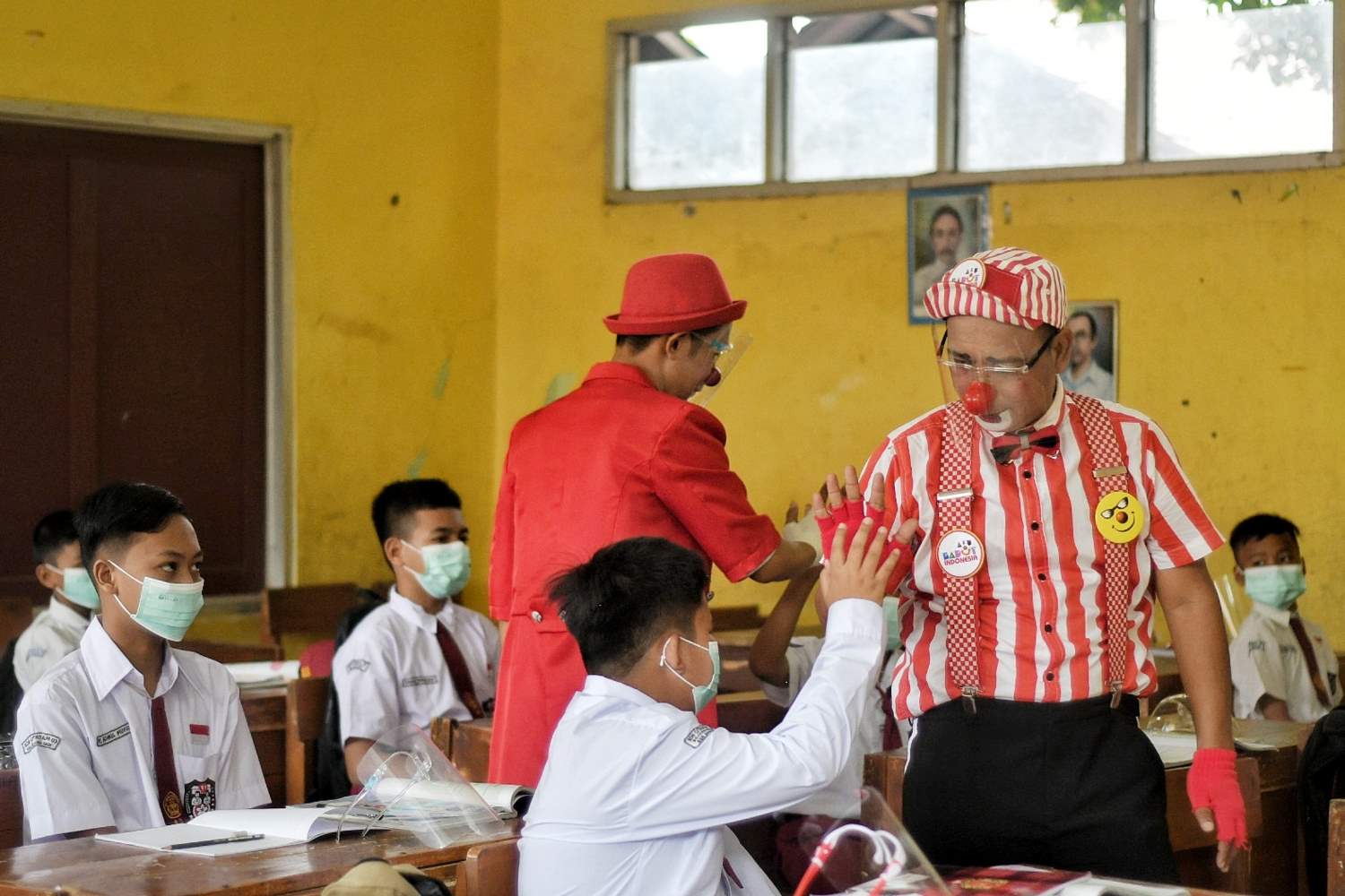 Aku Badut Indonesia mengampanyekan protokol kesehatan kepada siswa
